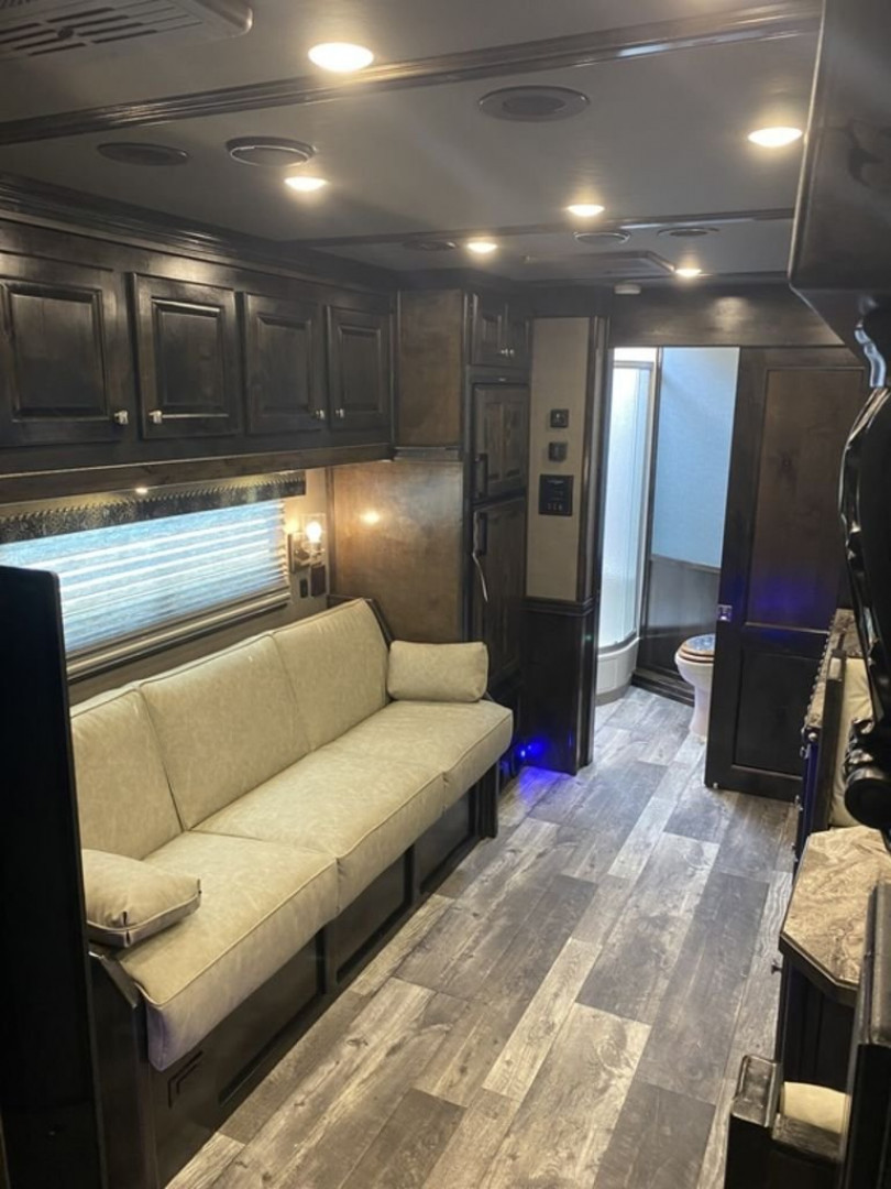 Used 2022 4-Star Trailers 4 Horse Gooseneck Outlaw Living Quarters '22 Horse Trailer