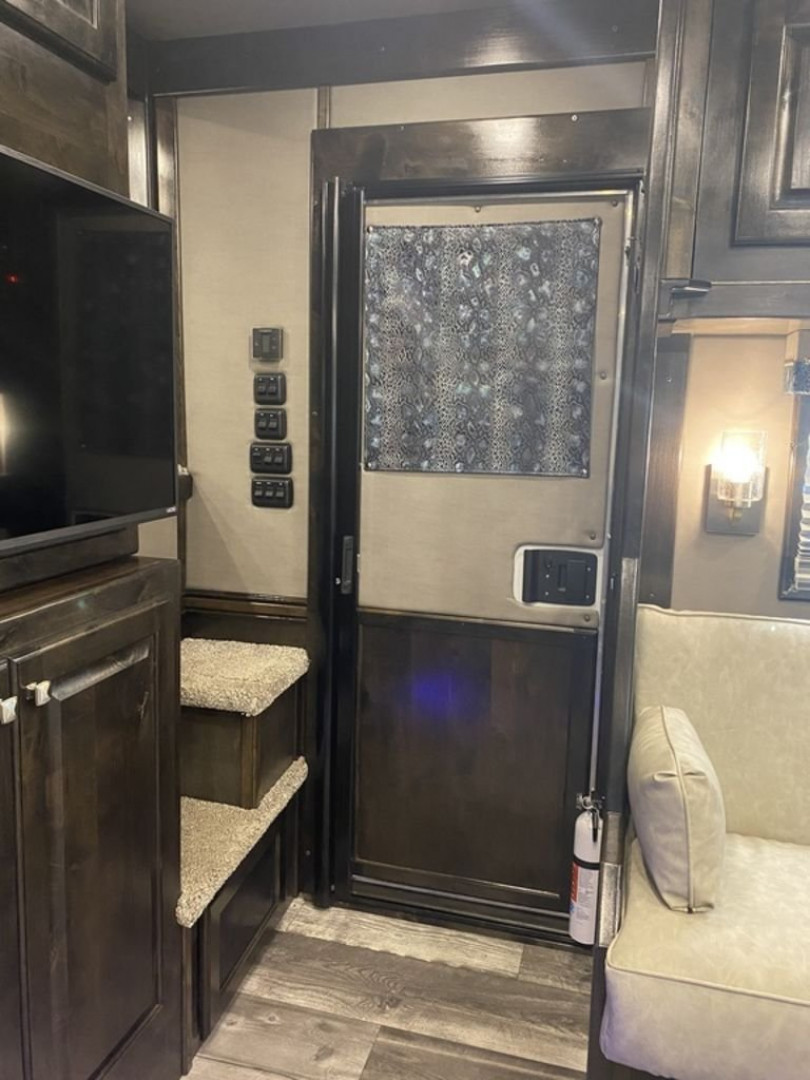 Used 2022 4-Star Trailers 4 Horse Gooseneck Outlaw Living Quarters '22 Horse Trailer