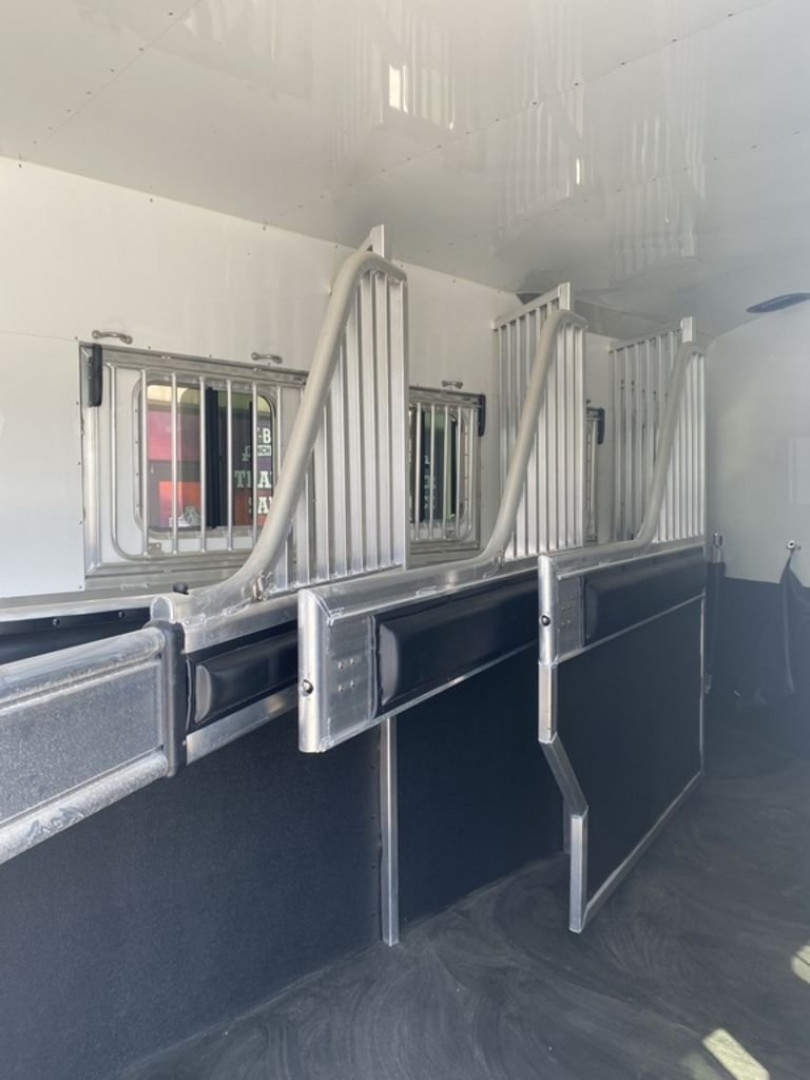 Used 2022 4-Star Trailers 4 Horse Gooseneck Outlaw Living Quarters '22 Horse Trailer