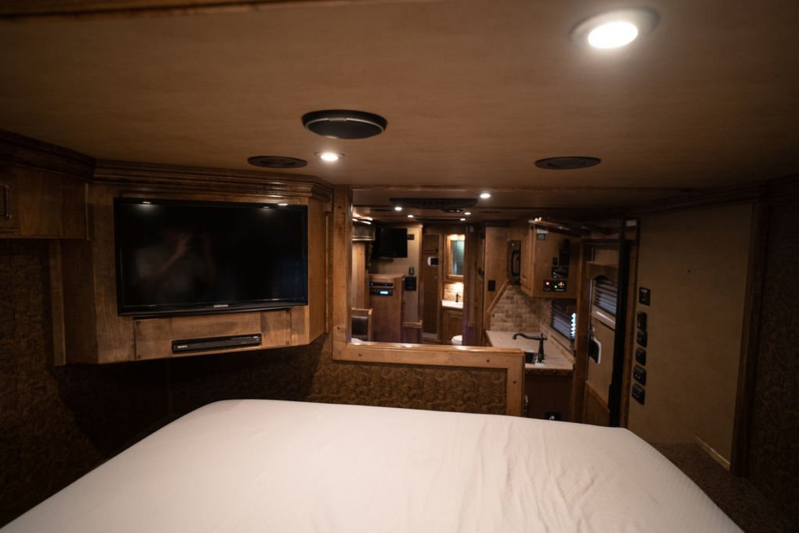 Used 2018 Bloomer 3 Horse 17'5" Gooseneck Outlaw Living Quarters '18 Horse Trailer