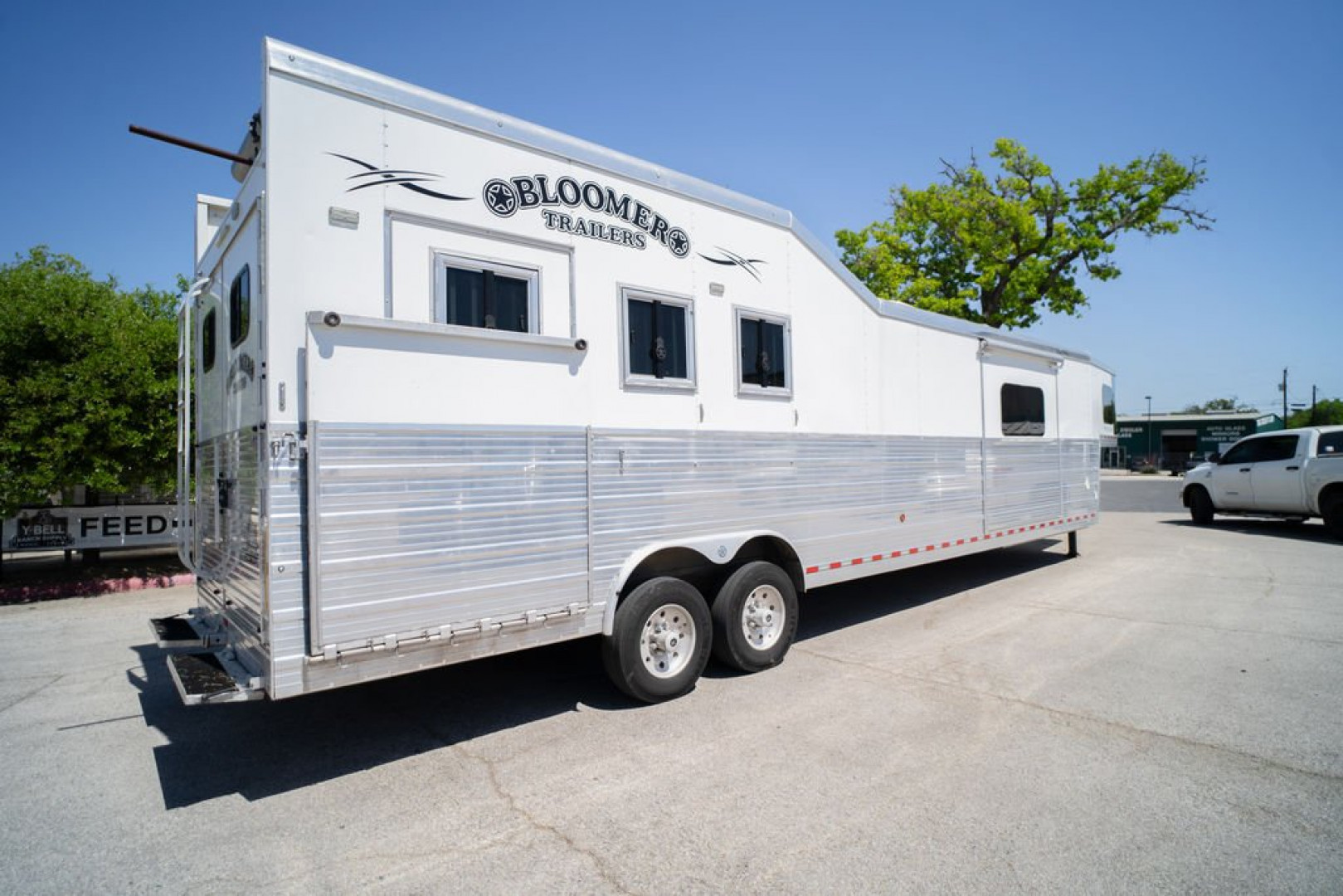 Used 2018 Bloomer 3 Horse 17'5" Gooseneck Outlaw Living Quarters '18 Horse Trailer