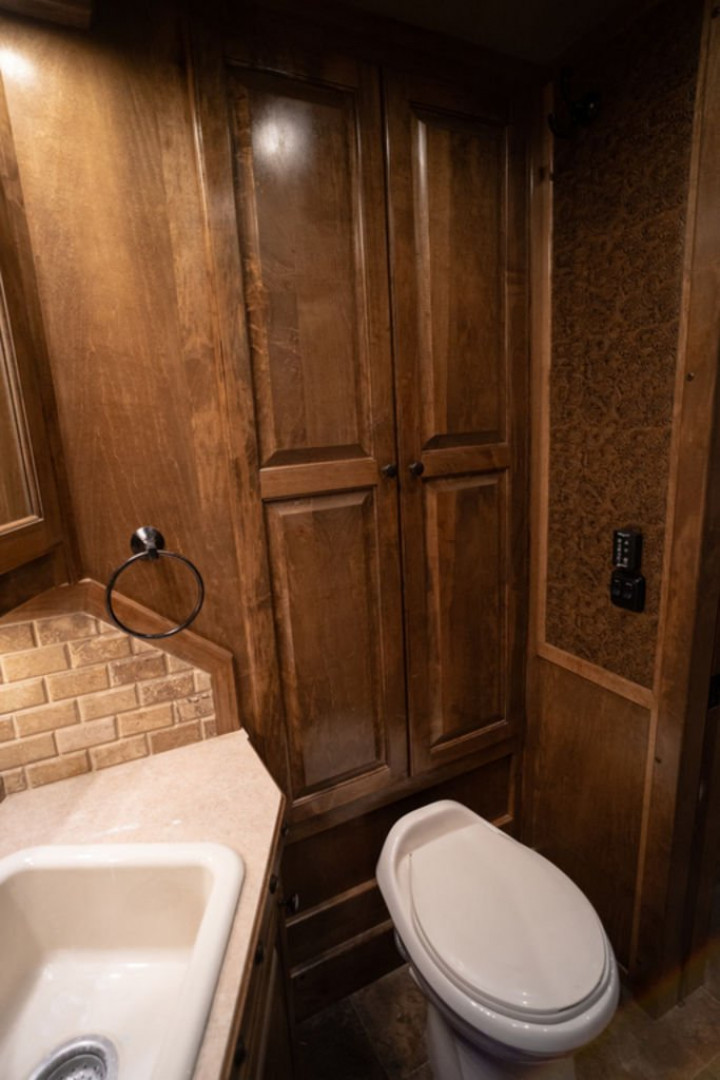 Used 2018 Bloomer 3 Horse 17'5" Gooseneck Outlaw Living Quarters '18 Horse Trailer