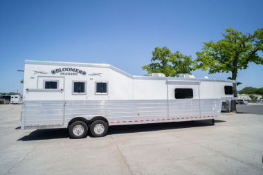 Used 2018 Bloomer 3 Horse 17'5" Gooseneck Outlaw Living Quarters '18 Horse Trailer