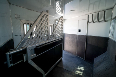 Used 2018 Bloomer 3 Horse 17'5" Gooseneck Outlaw Living Quarters '18 Horse Trailer