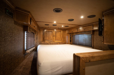 Used 2018 Bloomer 3 Horse 17'5" Gooseneck Outlaw Living Quarters '18 Horse Trailer