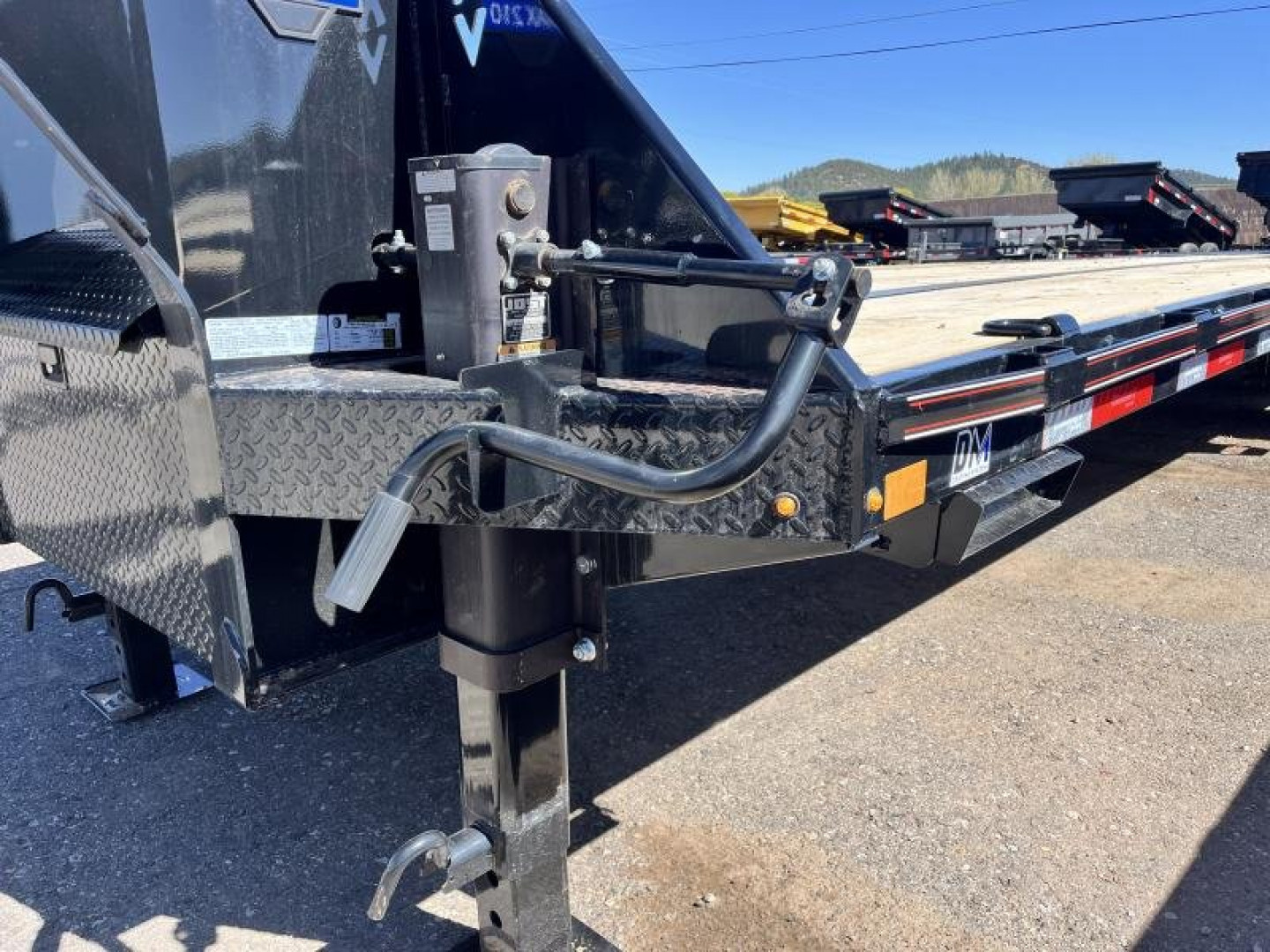 New 2025 Diamond C Gooseneck Dual Wheel Tandem Axle Deckover/25,000 GVWR/102"x30'