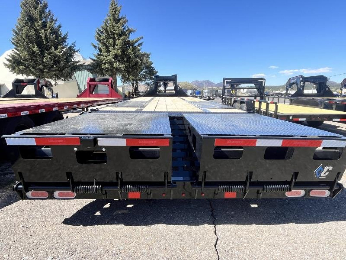 New 2025 Diamond C Gooseneck Dual Wheel Tandem Axle Deckover/25,000 GVWR/102"x30'