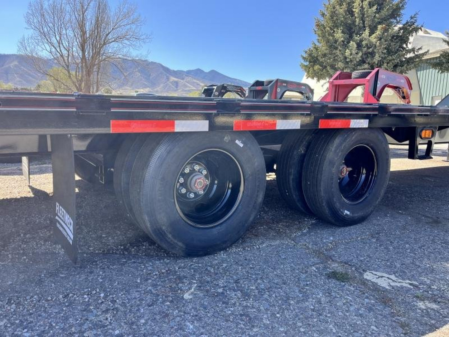 New 2025 Diamond C Gooseneck Dual Wheel Tandem Axle Deckover/25,000 GVWR/102"x30'