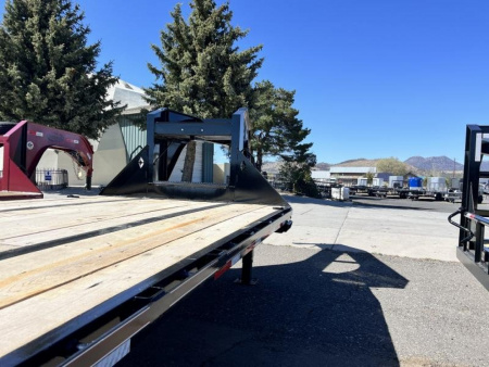 New 2025 Diamond C Gooseneck Dual Wheel Tandem Axle Deckover/25,000 GVWR/102"x30'