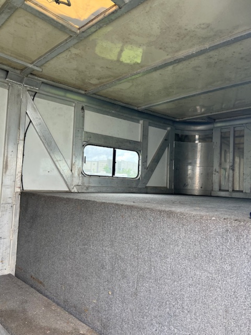 Used 2004 Cimarron Trailers 6 horse head to head w/dressing room Horse Trailer