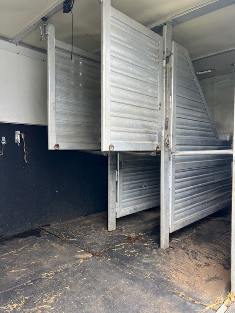 Used 2004 Cimarron Trailers 6 horse head to head w/dressing room Horse Trailer