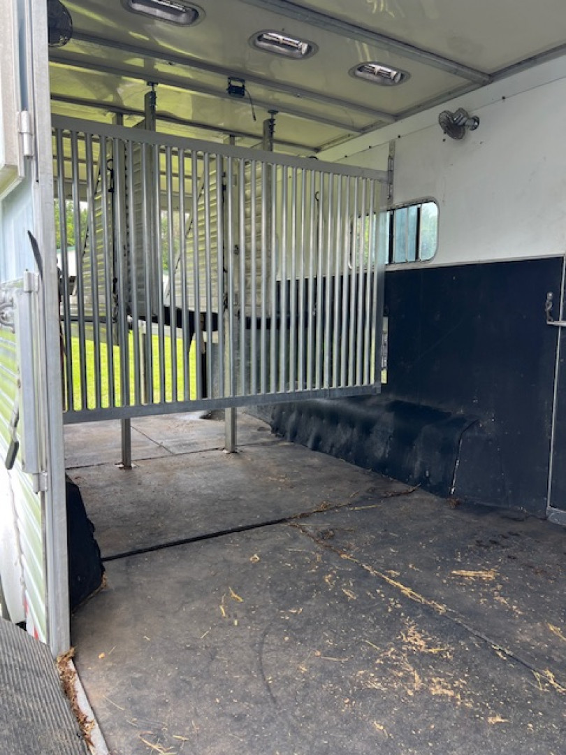 Used 2004 Cimarron Trailers 6 horse head to head w/dressing room Horse Trailer