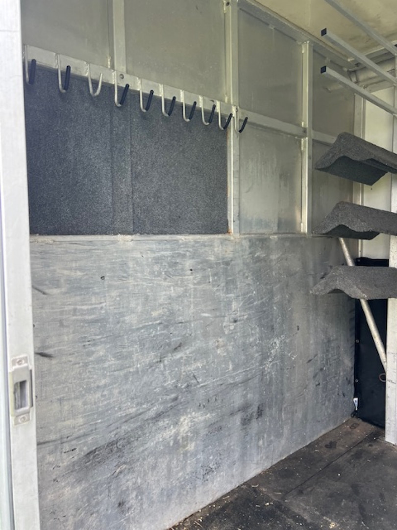 Used 2004 Cimarron Trailers 6 horse head to head w/dressing room Horse Trailer