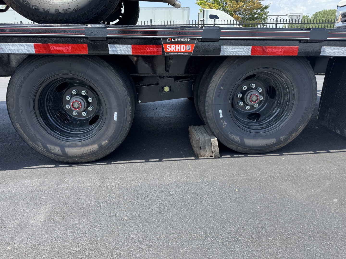 New 2025 DIAMOND C 102X32 GOOSENECK TRAILER FMAX210MR/XDR 2.0