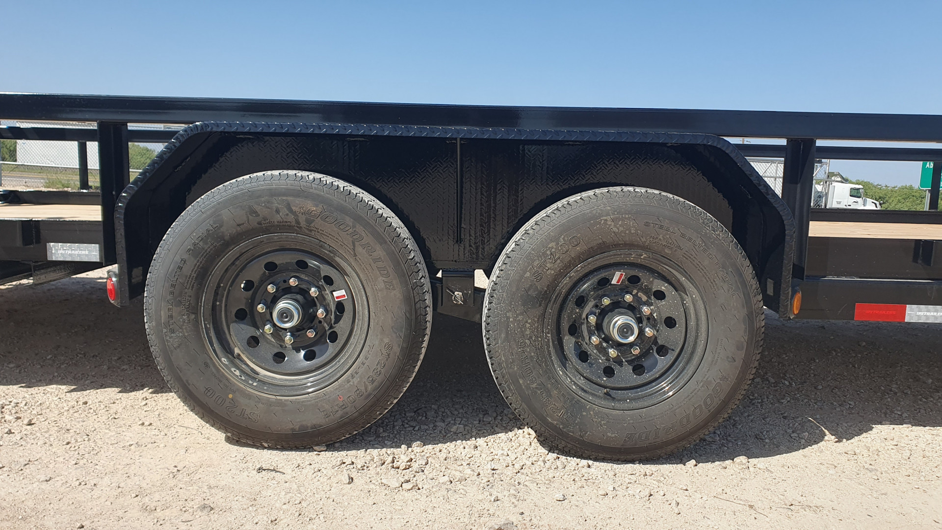 New 2026 PJ 83"x24' Gooseneck Angle Pipetop Trailer – P8