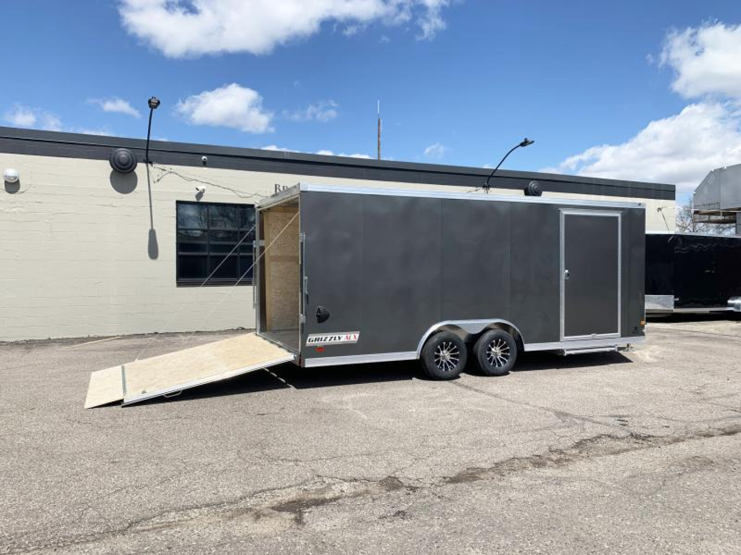 New Deluxe Haulmark Grizzly 8.5x20 Enclosed Aluminum Car /Cargo Trailer - Rear Ramp!