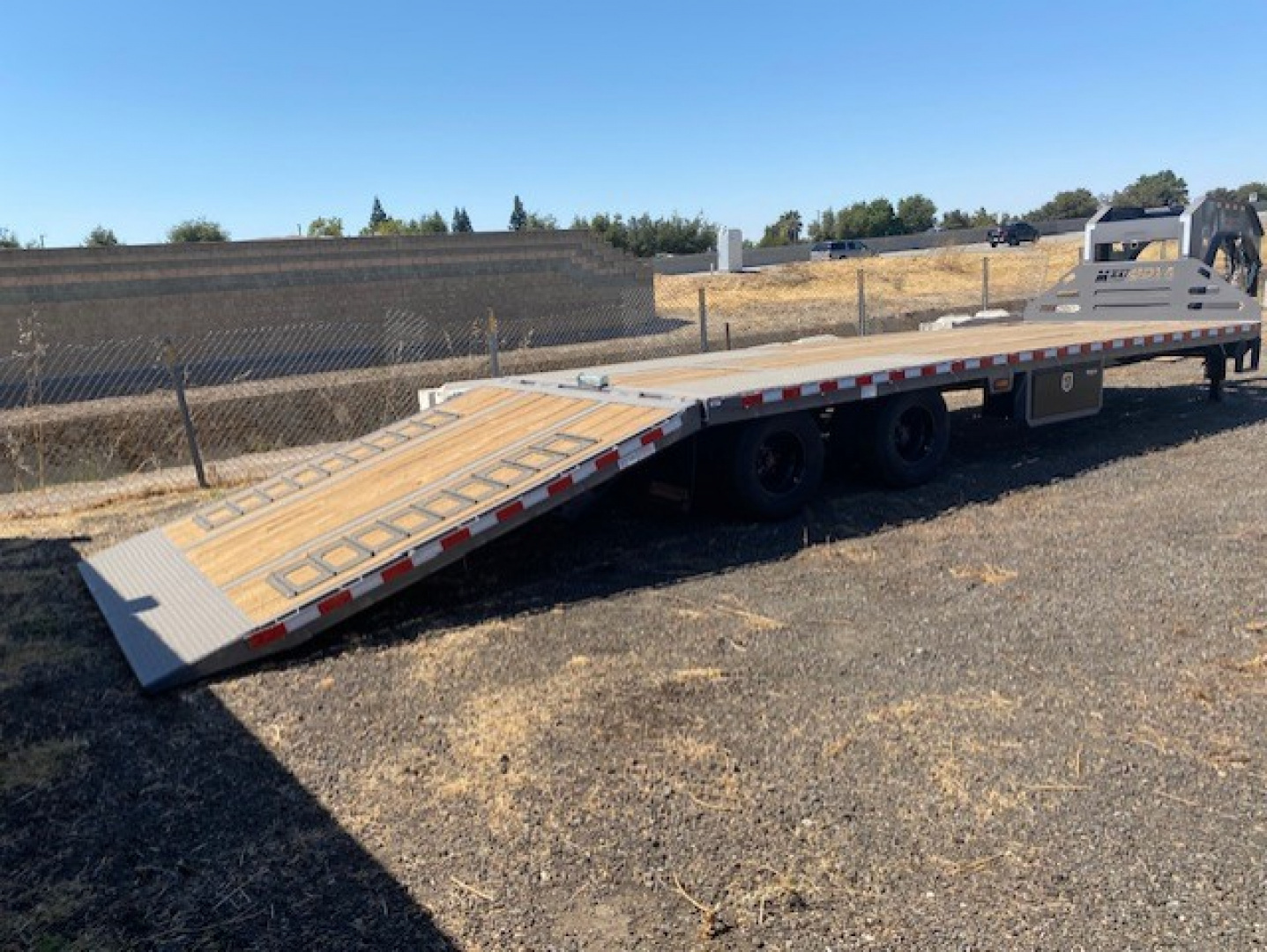 New 102x32 Tandem Axle 23K Gooseneck Flatbed w/Duals