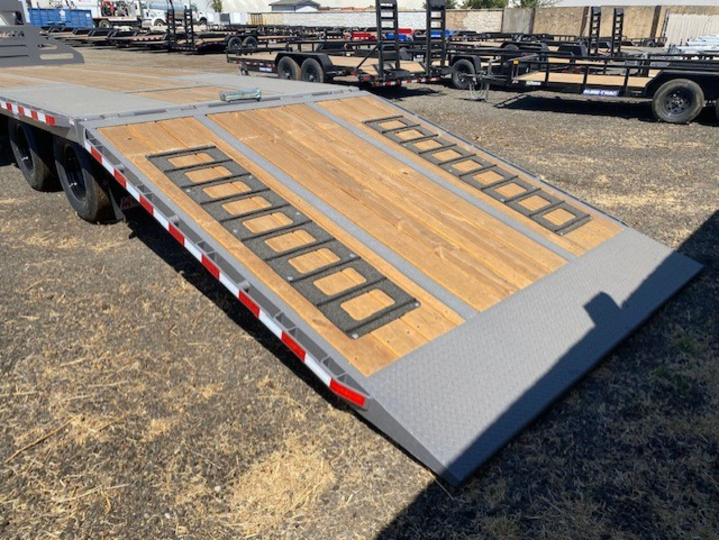 New 102x32 Tandem Axle 23K Gooseneck Flatbed w/Duals