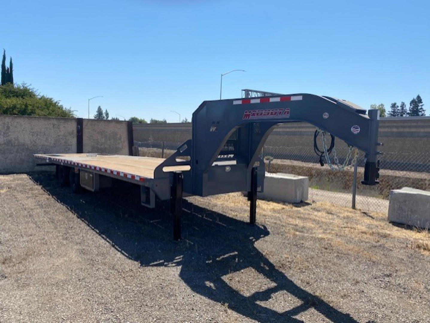 New 102x32 Tandem Axle 23K Gooseneck Flatbed w/Duals
