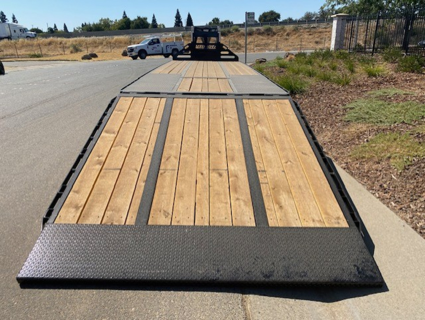 New 102x36 Tandem Axle 25.9K Gooseneck Flatbed w/Duals