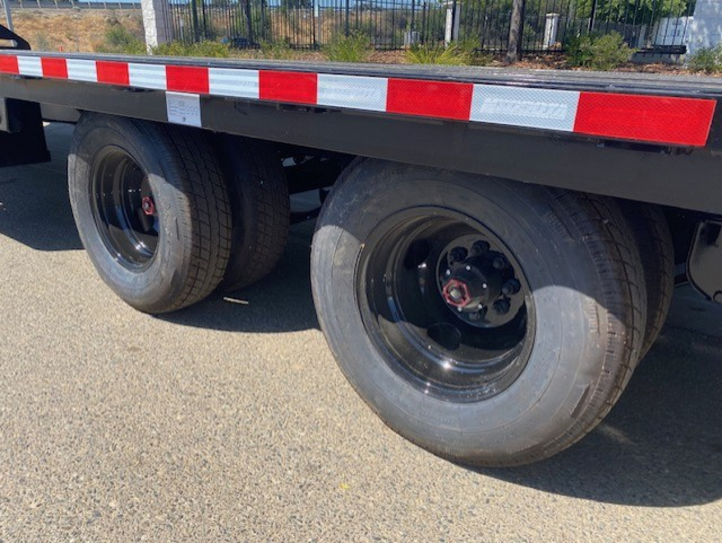 New 102x36 Tandem Axle 25.9K Gooseneck Flatbed w/Duals