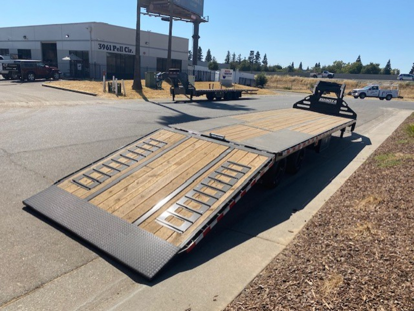 New 102x36 Tandem Axle 25.9K Flatbed w/Duals