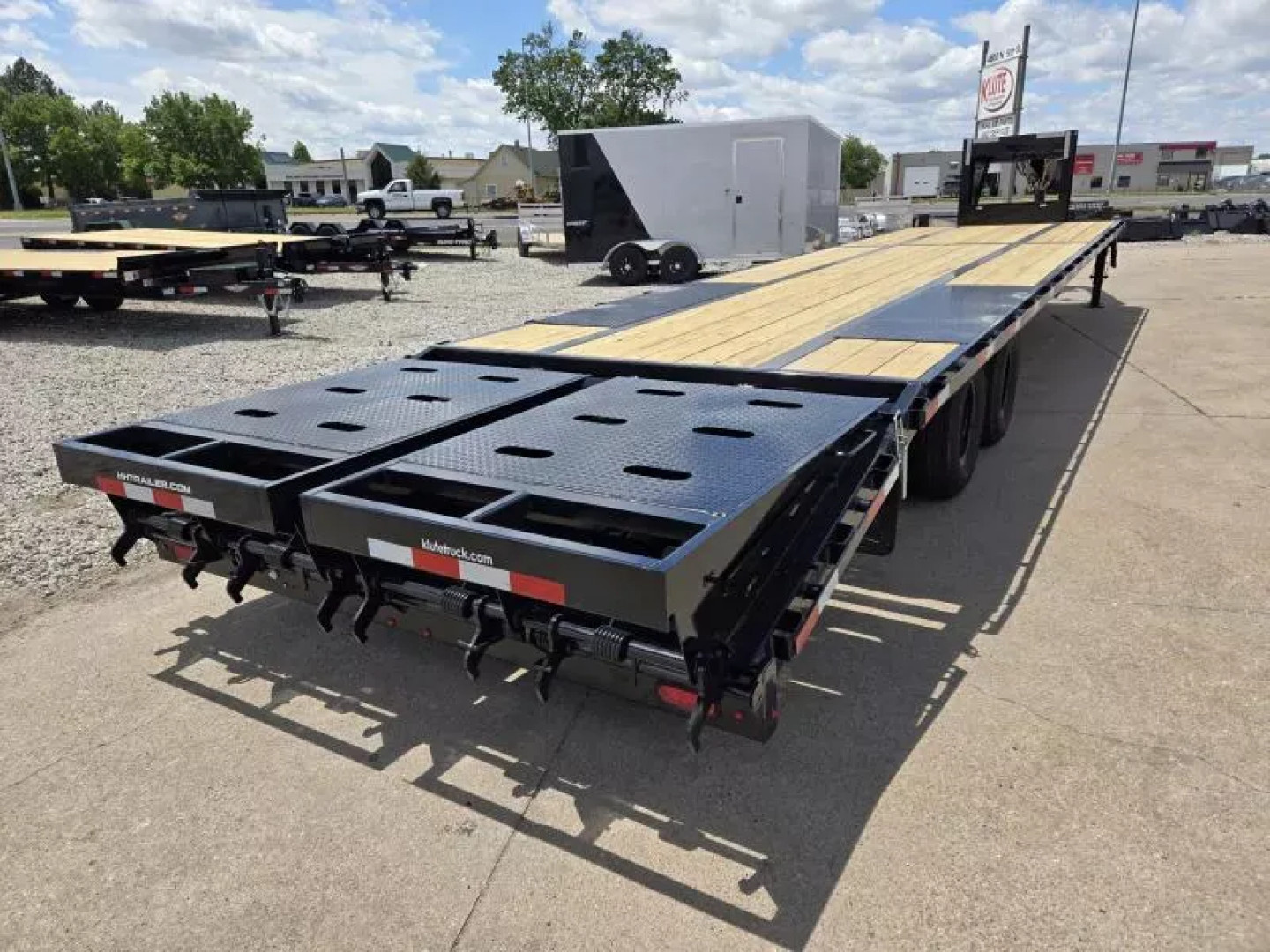 New 2025 H and H Trailer 102x30+5 HD Low Profile Dovetail Super Deluxe Ramps Gooseneck Deckover Trailer  25.9K