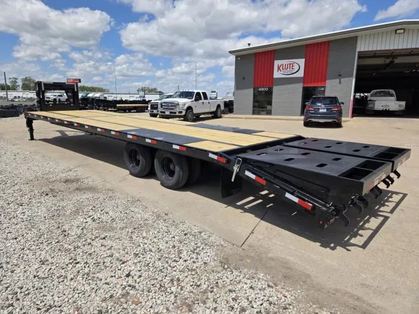 New 2025 H and H Trailer 102x30+5 HD Low Profile Dovetail Super Deluxe Ramps Gooseneck Deckover Trailer  25.9K