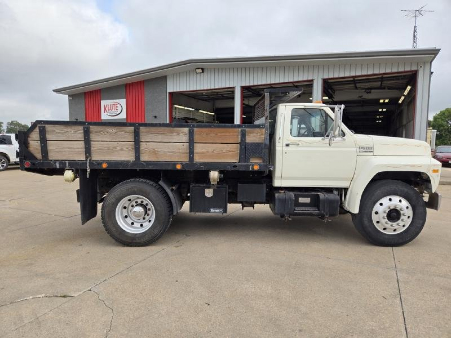 Used 1988 Ford F800 Dump Truck