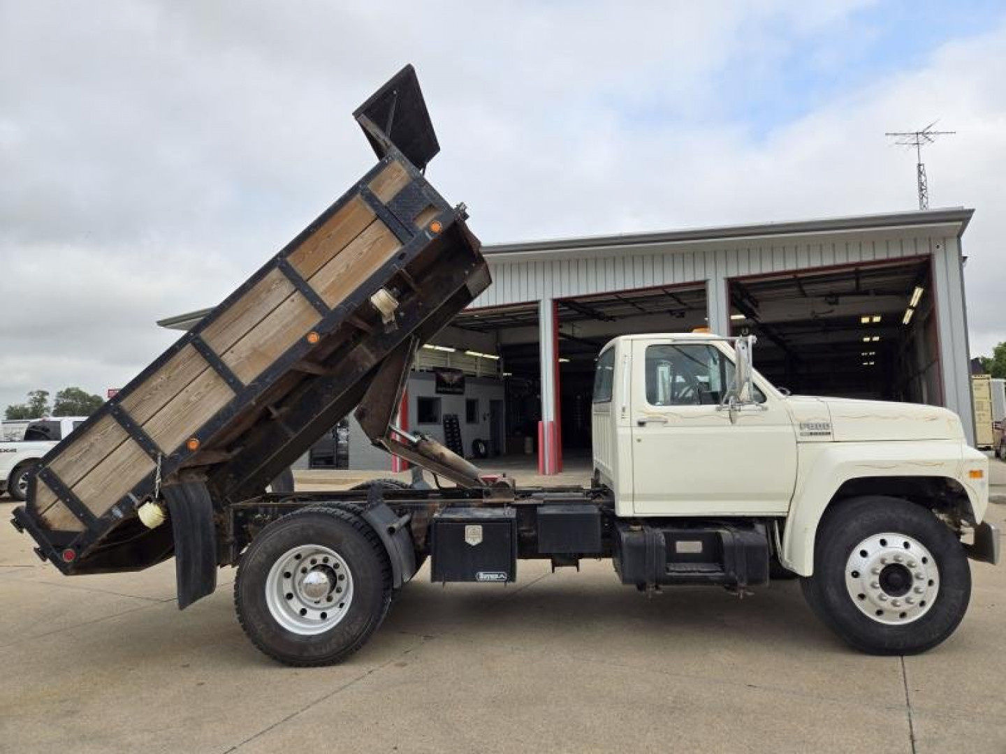 Used 1988 Ford F800 Dump Truck