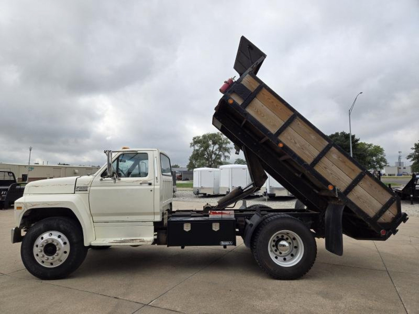 Used 1988 Ford F800 Dump Truck