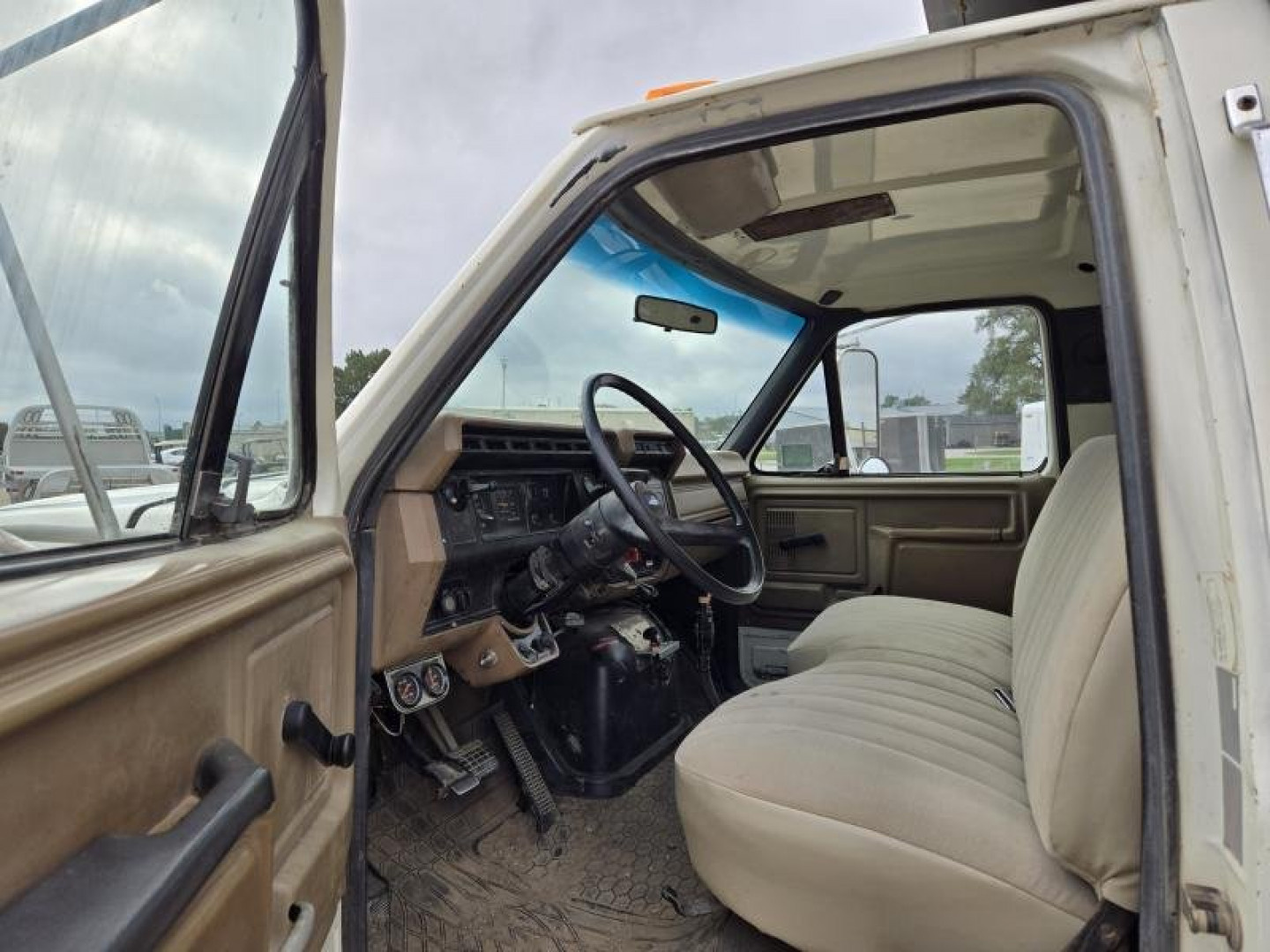 Used 1988 Ford F800 Dump Truck