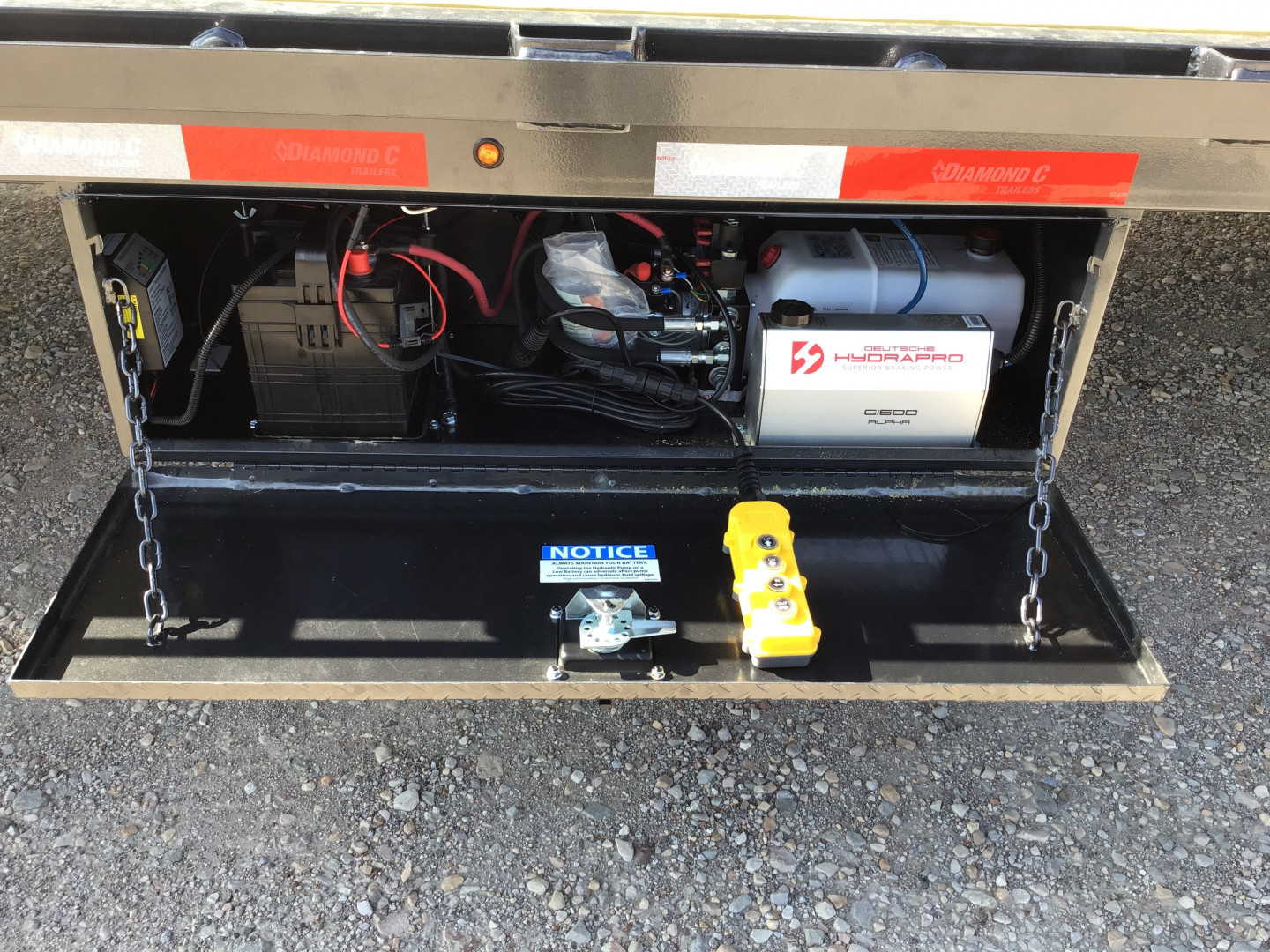 New 2025 Diamond C 102"x40' Engineered Beam FMAX212 w/ Hyd. Dovetail Pacesetter Edition
