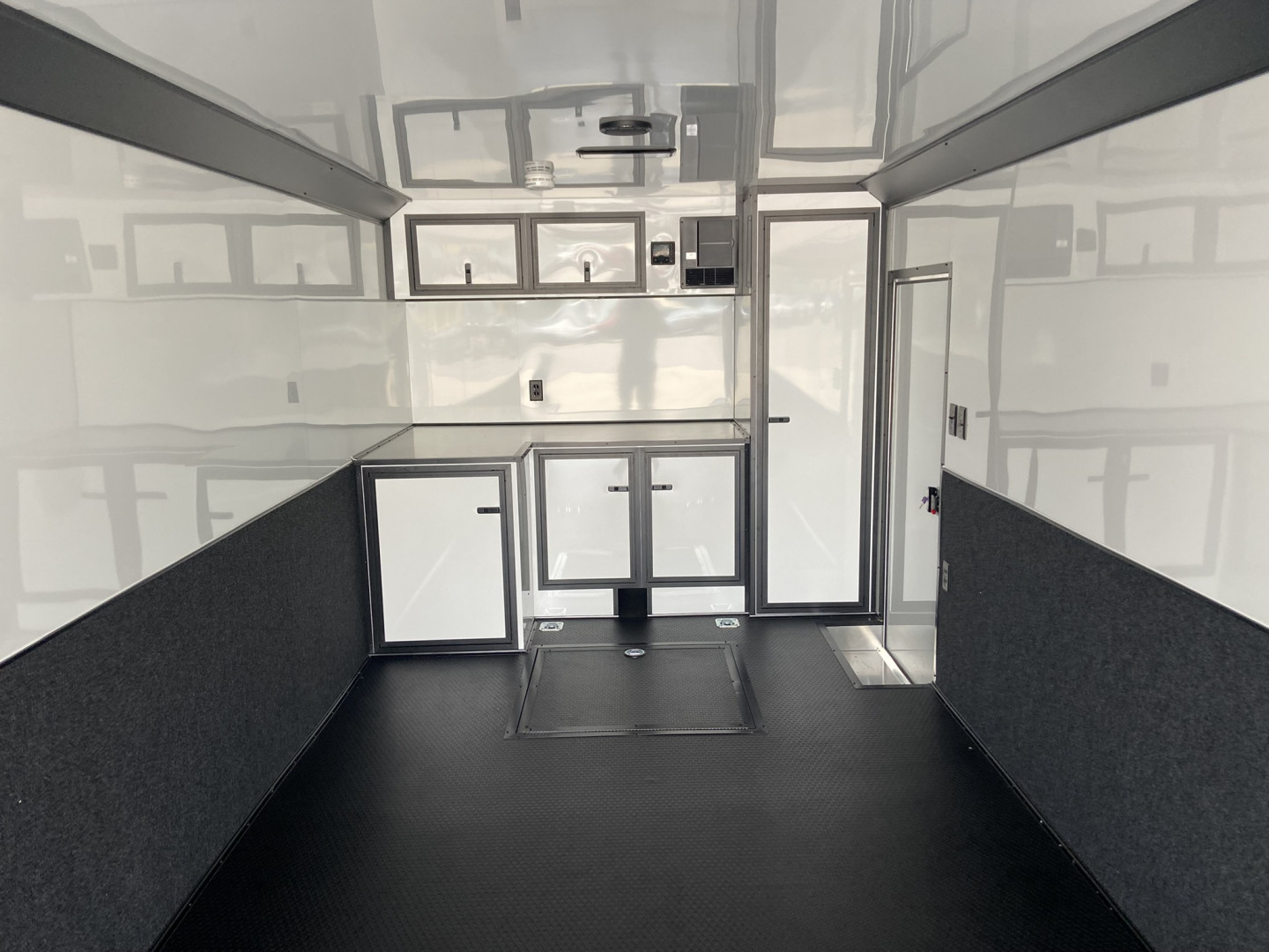 New United PREM 30' Race Trailer