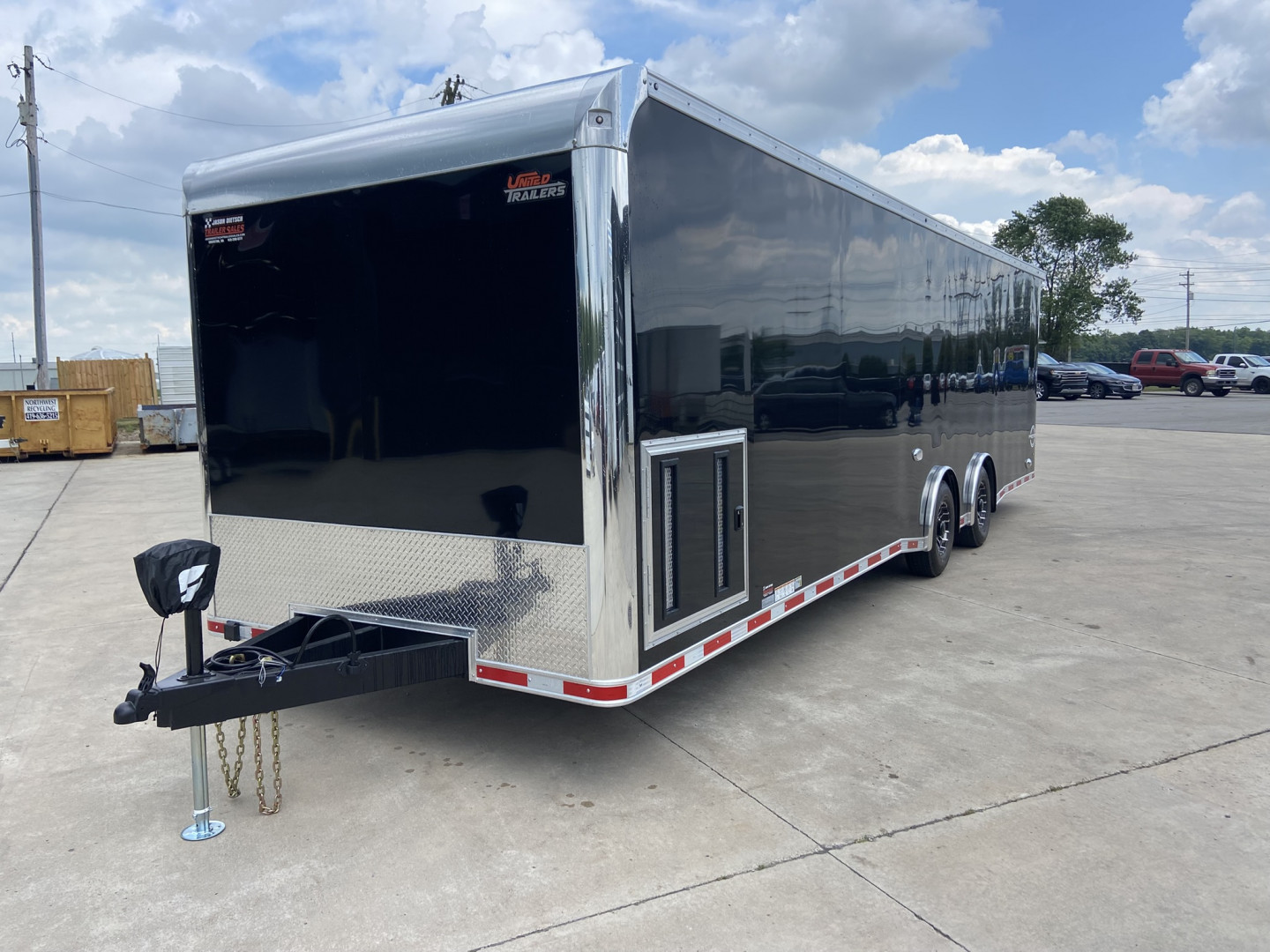 New United PREM 30' Race Trailer
