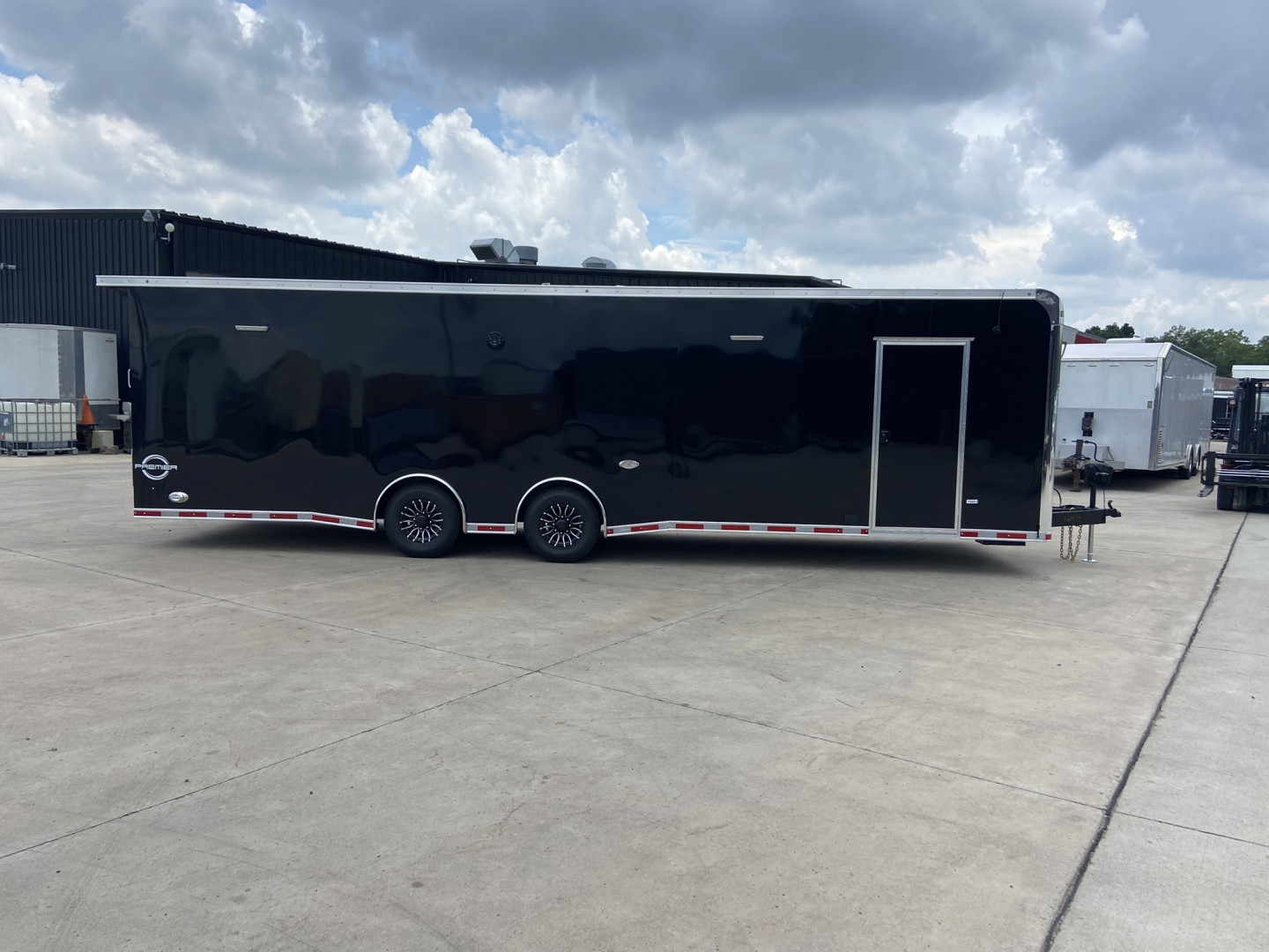 New United PREM 30' Race Trailer