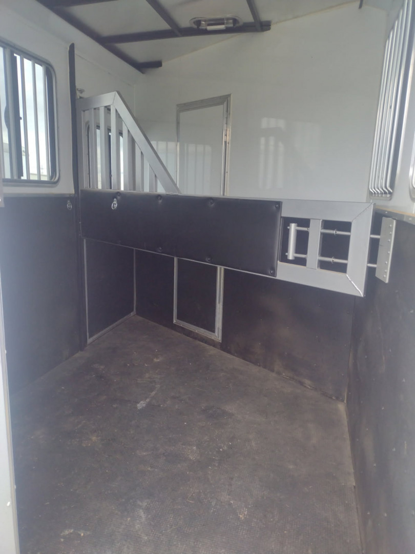 Used 2019 Dixie Star 2 Horse Living Quarters Trailer