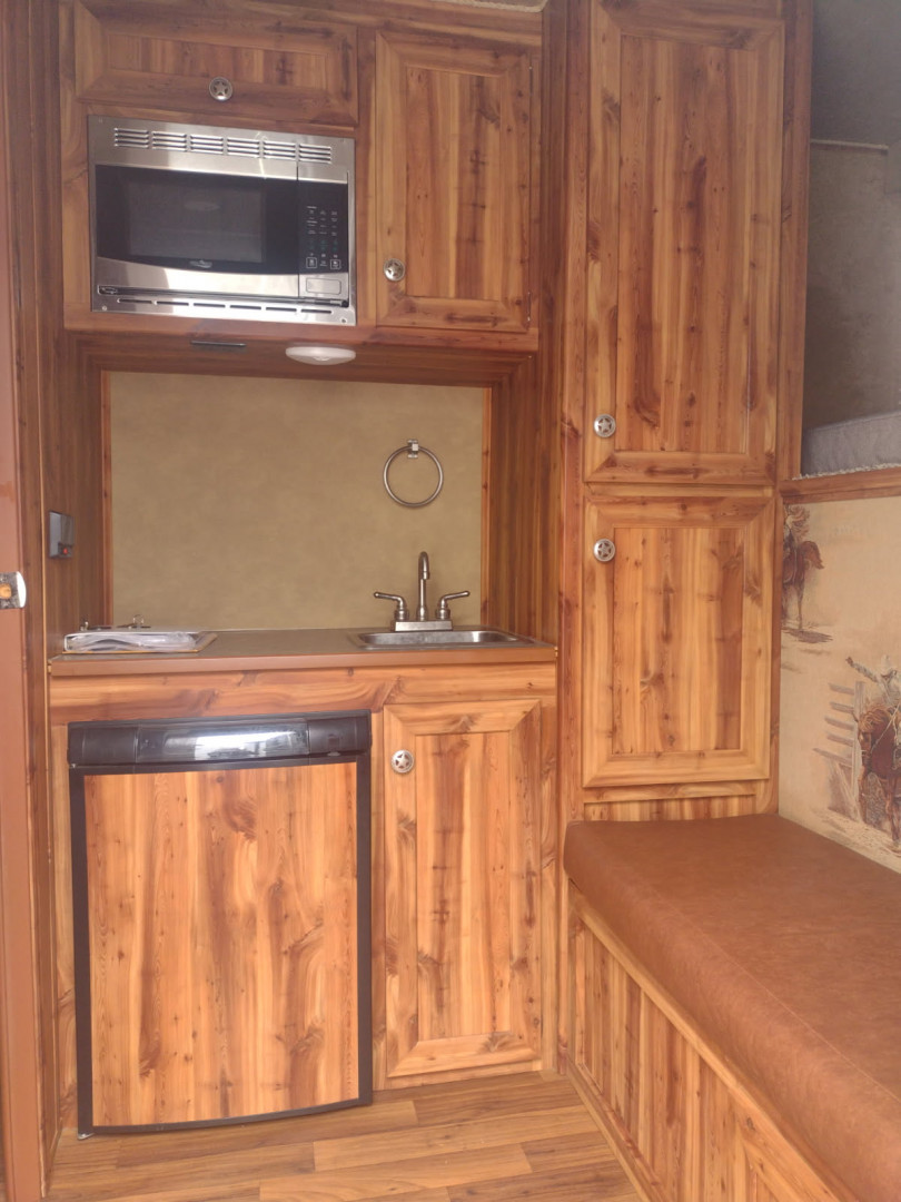 Used 2019 Dixie Star 2 Horse Living Quarters Trailer
