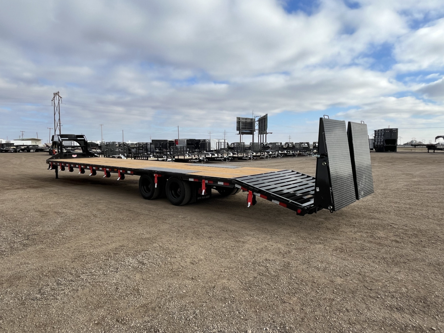 New 2026 PJ 102"x40' GN Low-Pro Flatbed w/ Duals - LD