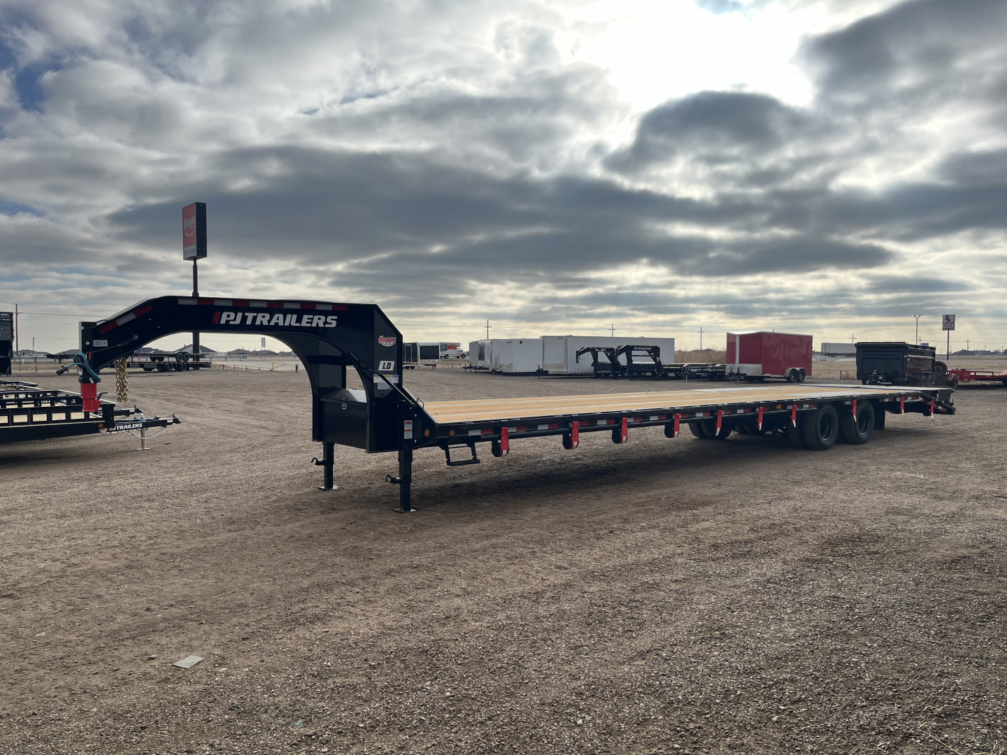 New 2026 PJ 102"x40' GN Low-Pro Flatbed w/ Duals - LD