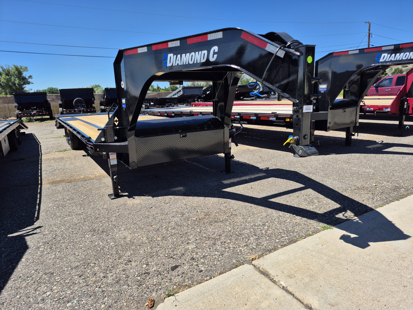 New 2025 Diamond C Gooseneck Tandem Axle Deckover/18,000 GVWR/102"x28'