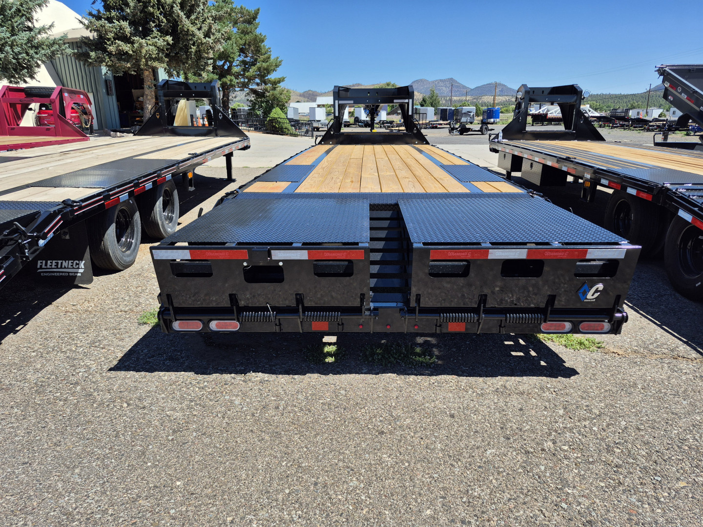 New 2025 Diamond C Gooseneck Tandem Axle Deckover/18,000 GVWR/102"x28'