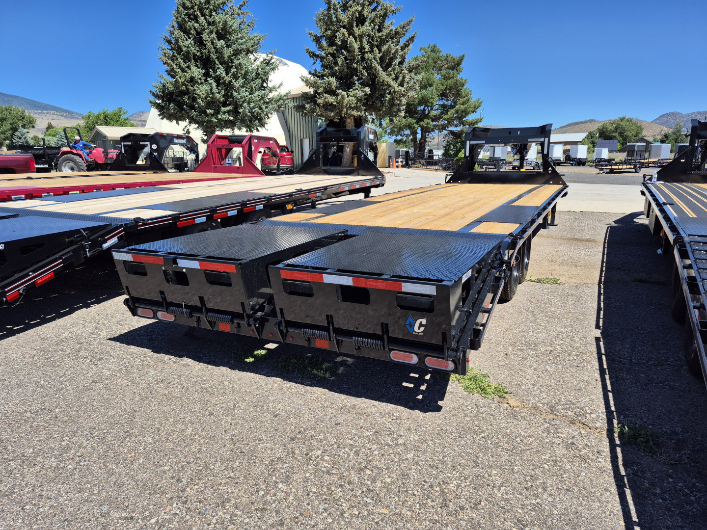 New 2025 Diamond C Gooseneck Tandem Axle Deckover/18,000 GVWR/102"x28'