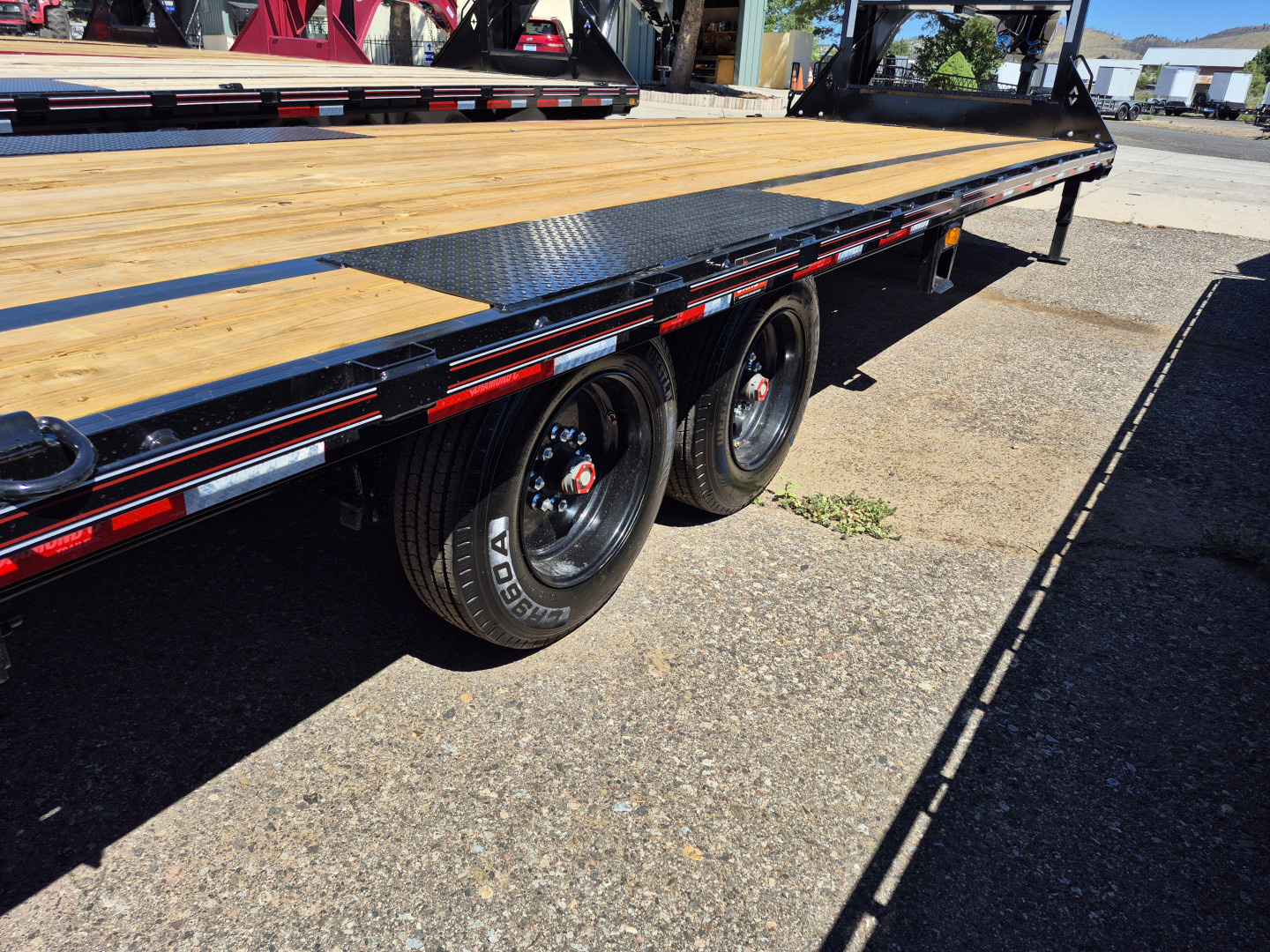 New 2025 Diamond C Gooseneck Tandem Axle Deckover/18,000 GVWR/102"x28'