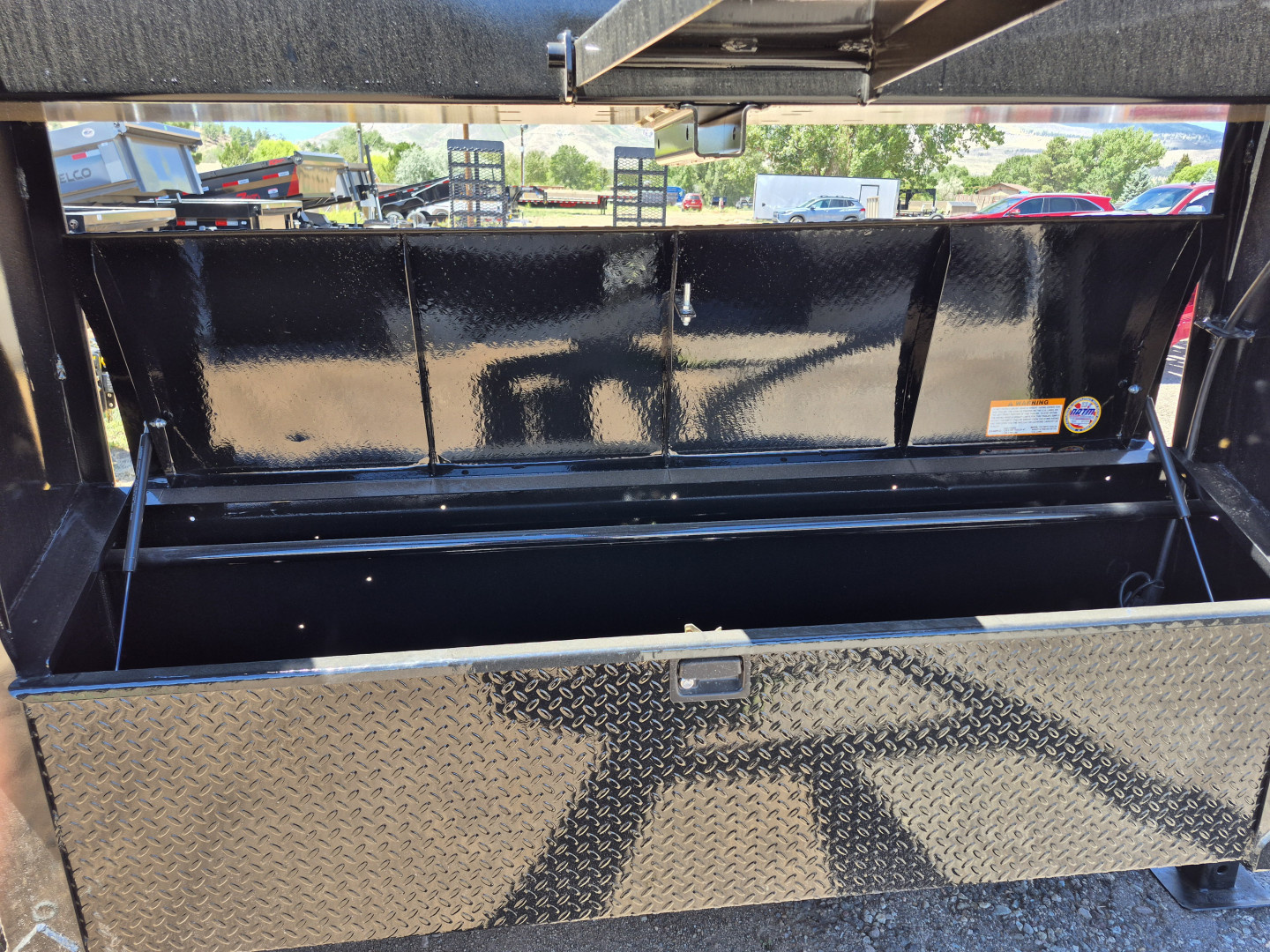 New 2025 Diamond C Gooseneck Tri Axle Equipment w/Drive over fenders/24,000 GVWR/102"x30'