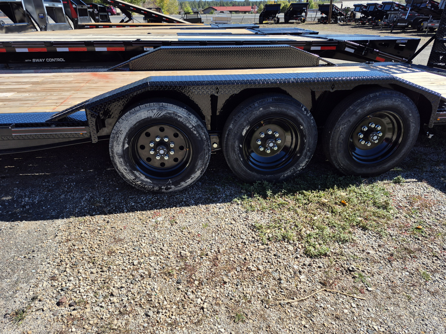 New 2025 Diamond C Gooseneck Tri Axle Equipment w/Drive over fenders/24,000 GVWR/102"x30'