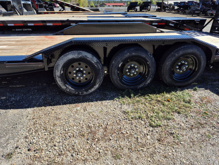 New 2025 Diamond C Gooseneck Tri Axle Equipment w/Drive over fenders/24,000 GVWR/102"x30'