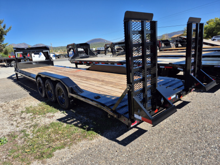 New 2025 Diamond C Gooseneck Tri Axle Equipment w/Drive over fenders/24,000 GVWR/102"x30'