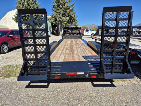 New 2025 Diamond C Gooseneck Tri Axle Equipment w/Drive over fenders/24,000 GVWR/102"x30'