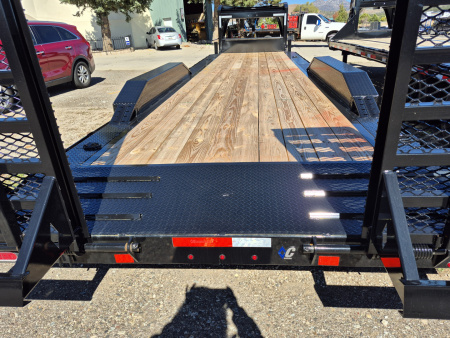 New 2025 Diamond C Gooseneck Tri Axle Equipment w/Drive over fenders/24,000 GVWR/102"x30'